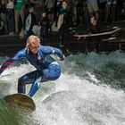 Surfer am Eisbach in München