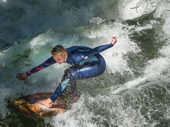 Surfer am Eisbach in München