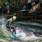 Surfer am Eisbach in München