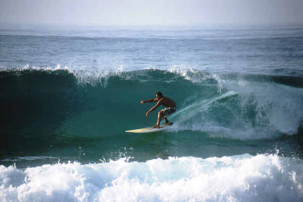 Surfer am Praia Azul, Portugal