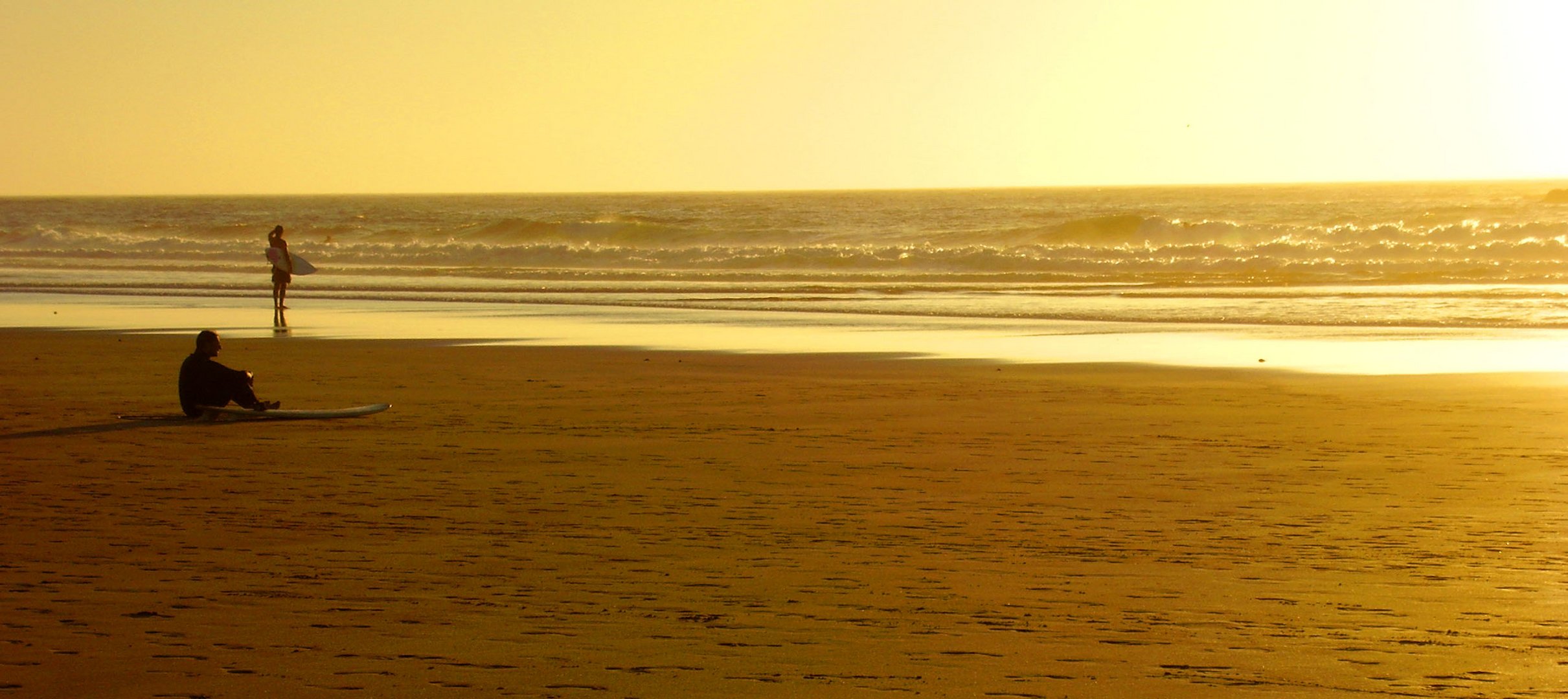 Surfer am Praia do Amado in Portugal