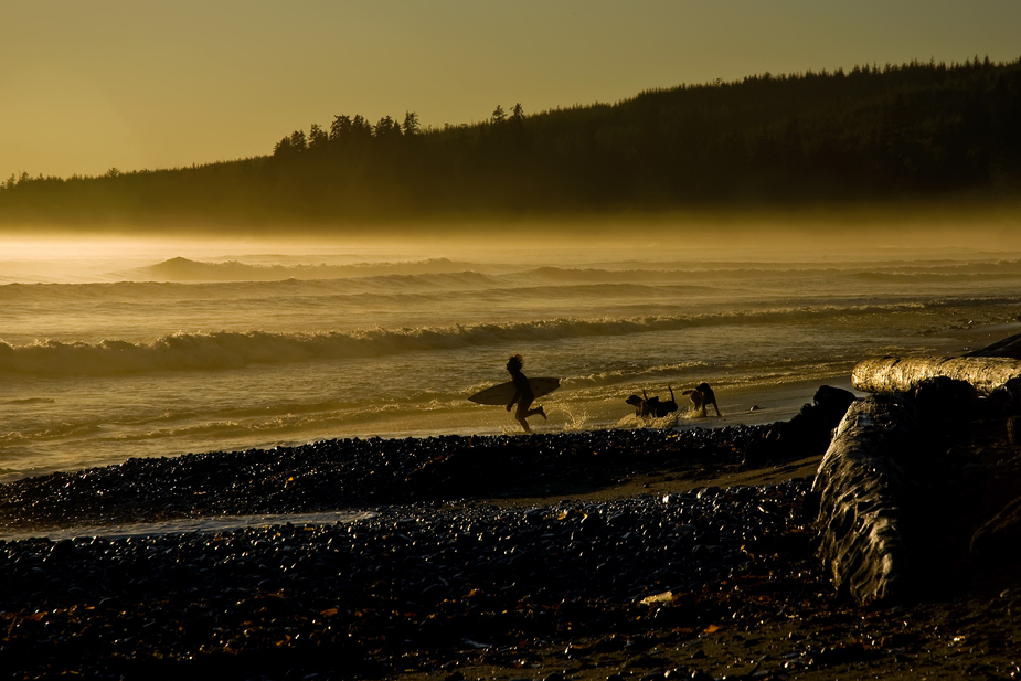 Surfer am Sombrio Beach - Juan de Fuca Provincial Park - Vancouver Island - Kanada