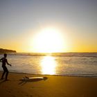 Surfer am Strand im Winter