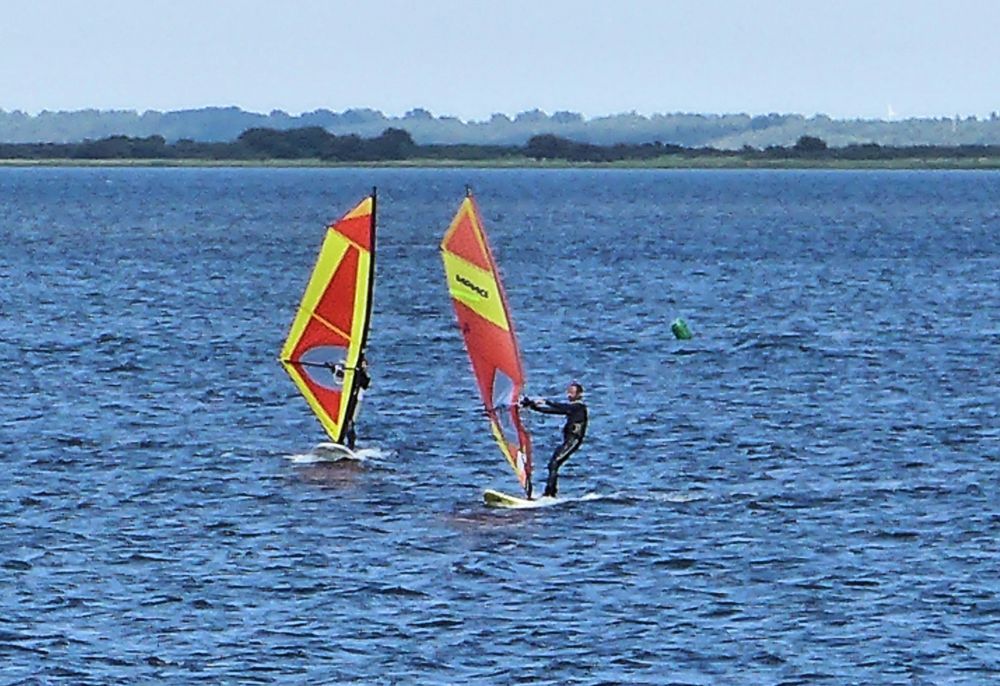 Surfer auf dem Bodden