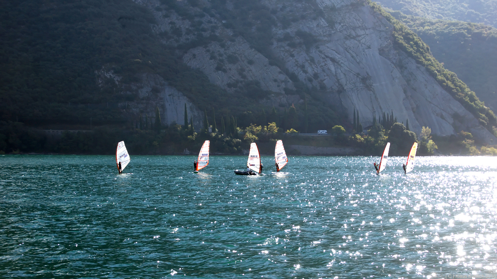 Surfer auf dem Gardasee bei Riva del Garda