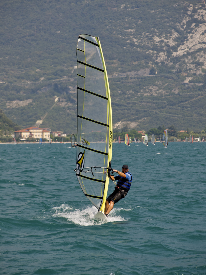 Surfer auf dem Gardasee