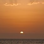 Surfer auf dem Ozean mit dem atemberaubenden Sonnenuntergang