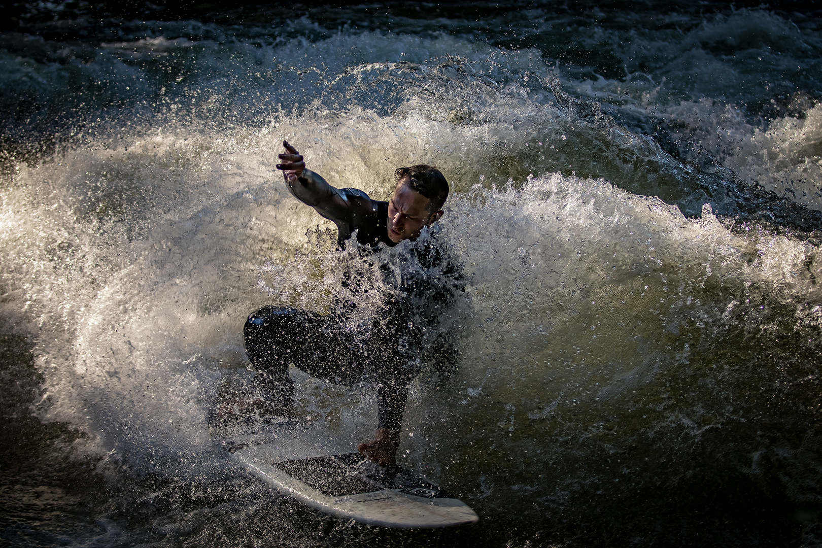 Surfer auf (oder in) der Eisbachwelle