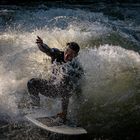 Surfer auf (oder in) der Eisbachwelle