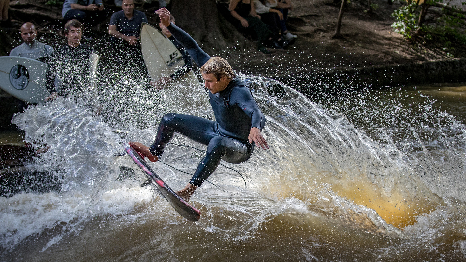 Surfer auf (oder über) der Eisbachwelle