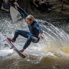 Surfer auf (oder über) der Eisbachwelle