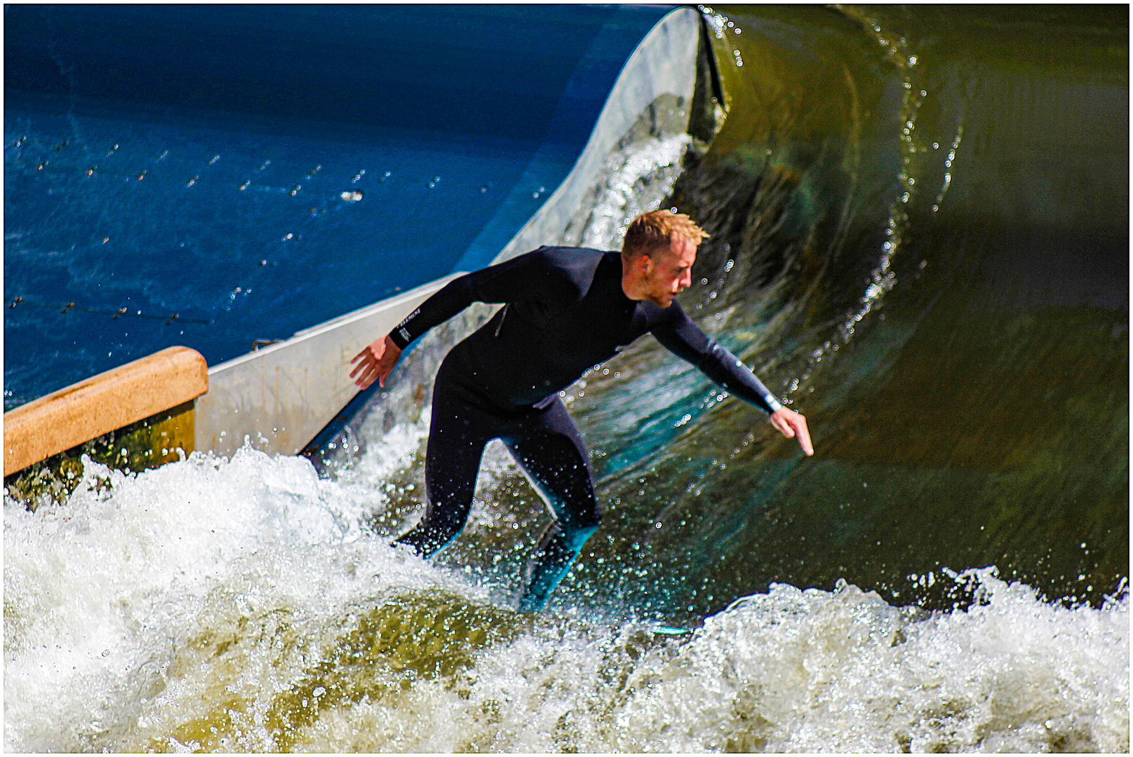 Surfer auf starker Welle ...