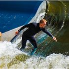 Surfer auf starker Welle ...