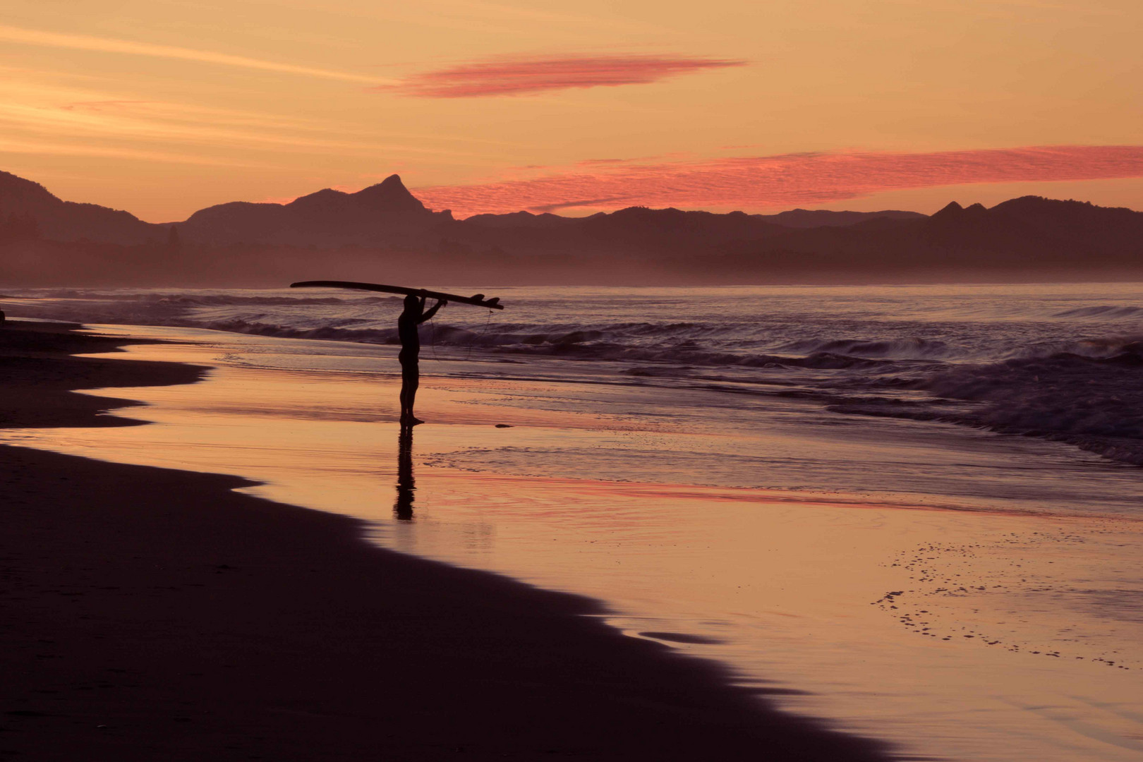 Surfer bei Sonnenuntergang