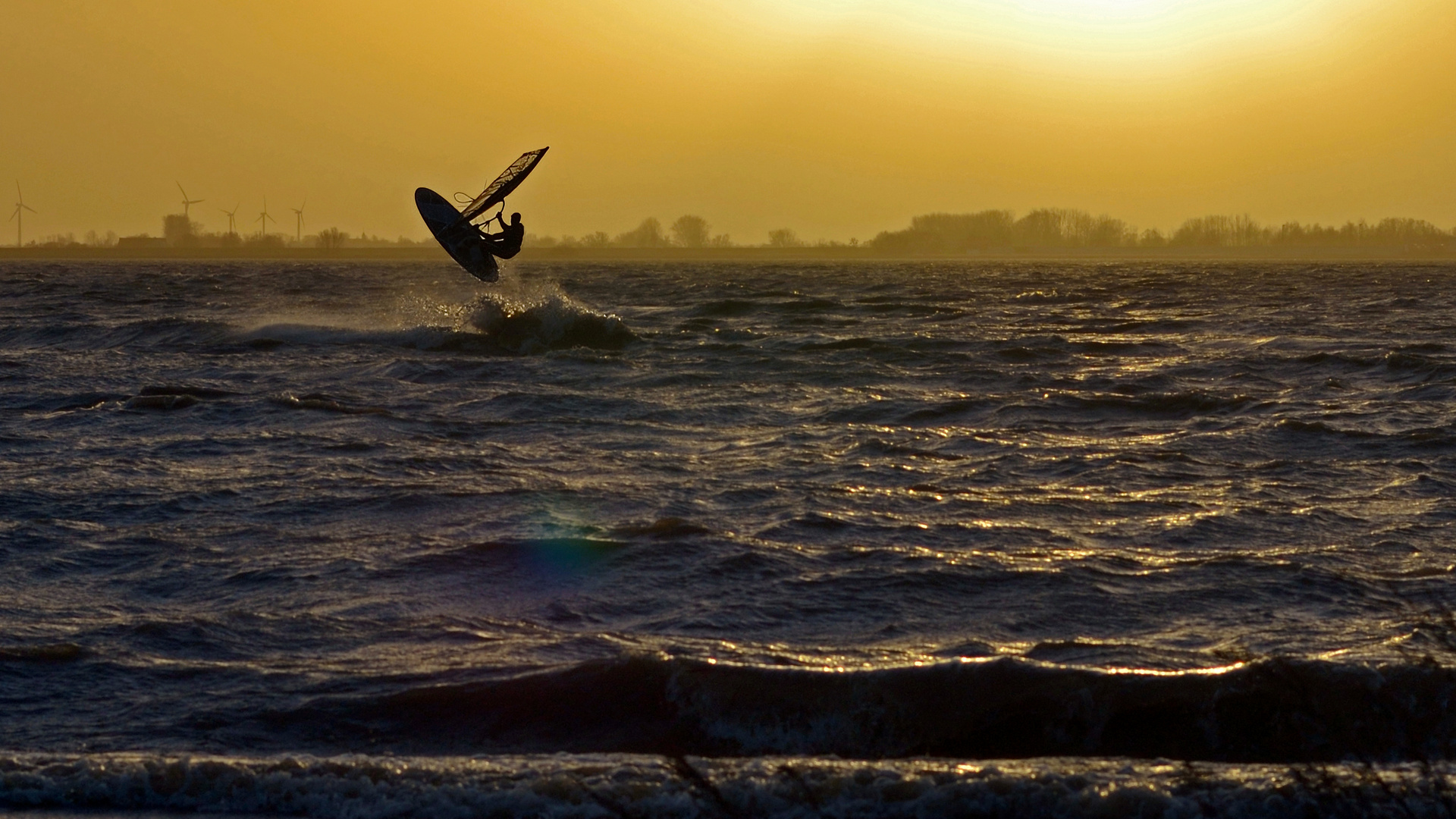 Surfer im Abendlicht