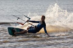 Surfer im Abendlicht