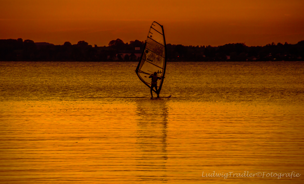 Surfer im Abendlicht