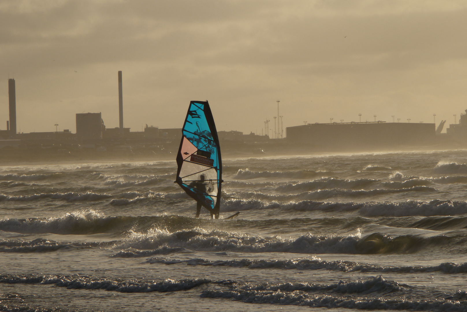 Surfer im Abendlicht des Skagerrak