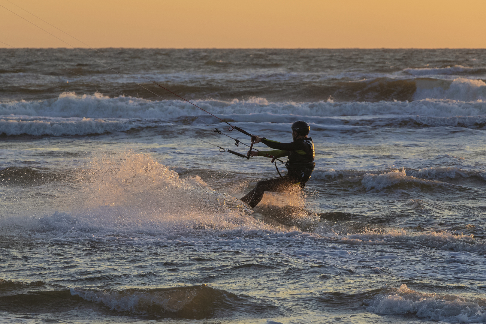 Surfer im Abendlicht