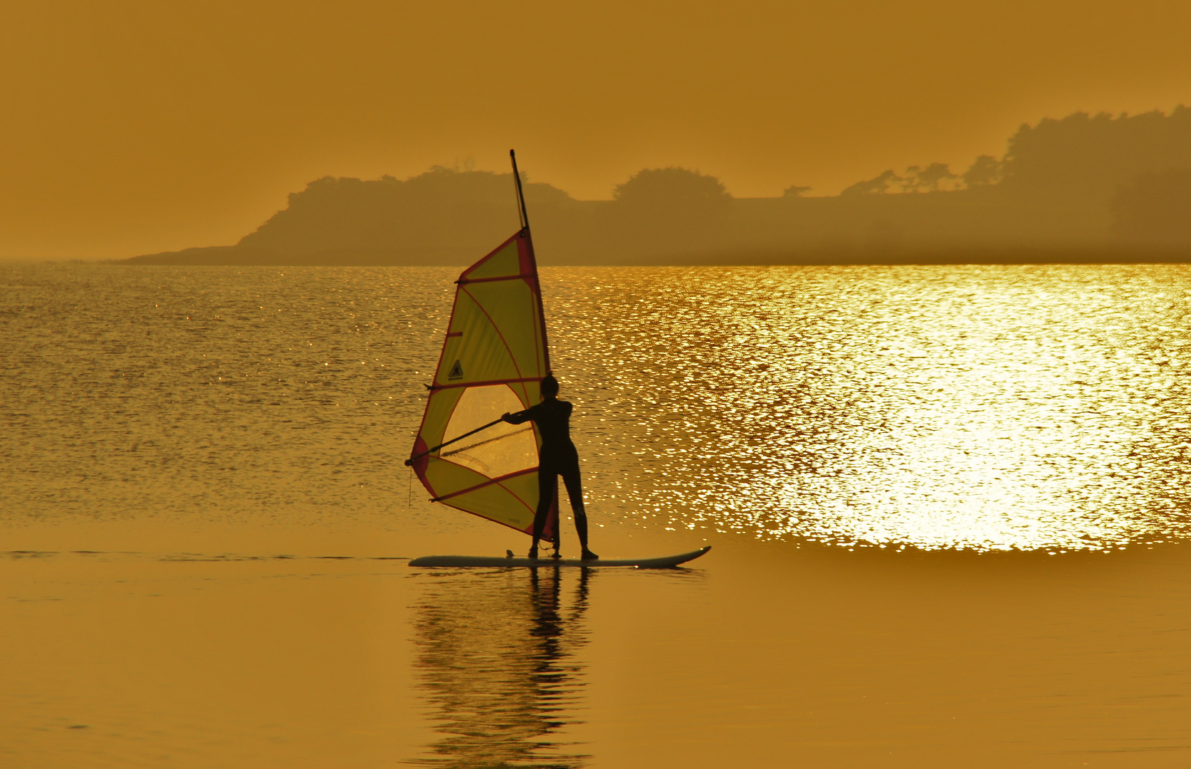 Surfer im Sonnenuntergang