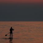 Surfer im Sonnenuntergang