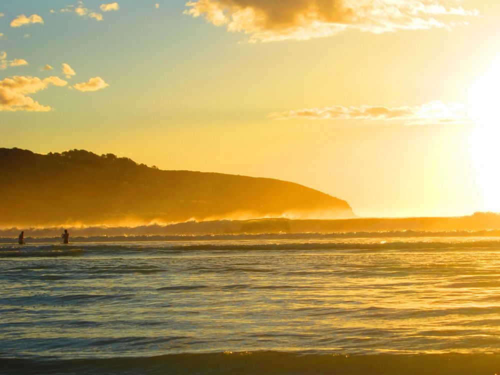 Surfer im Sonnenuntergang, Raglan NZ von marley.r.s. 