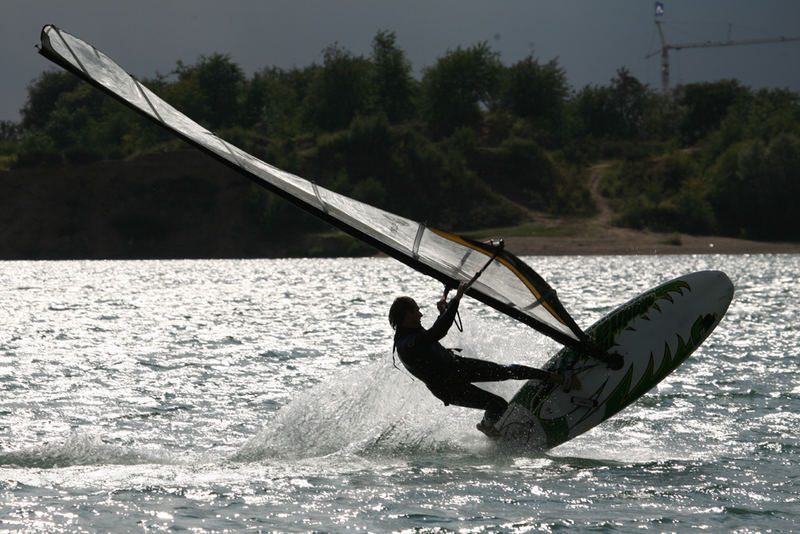 Surfer im Sprung