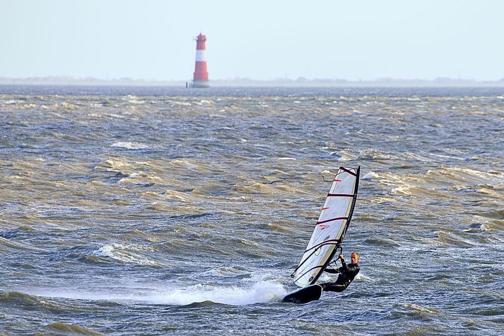 Surfer im Sturm