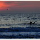 Surfer in anbrechender Abendstimmung