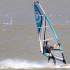 Surfer in der Hafeneinfahrt von Neßmersiel