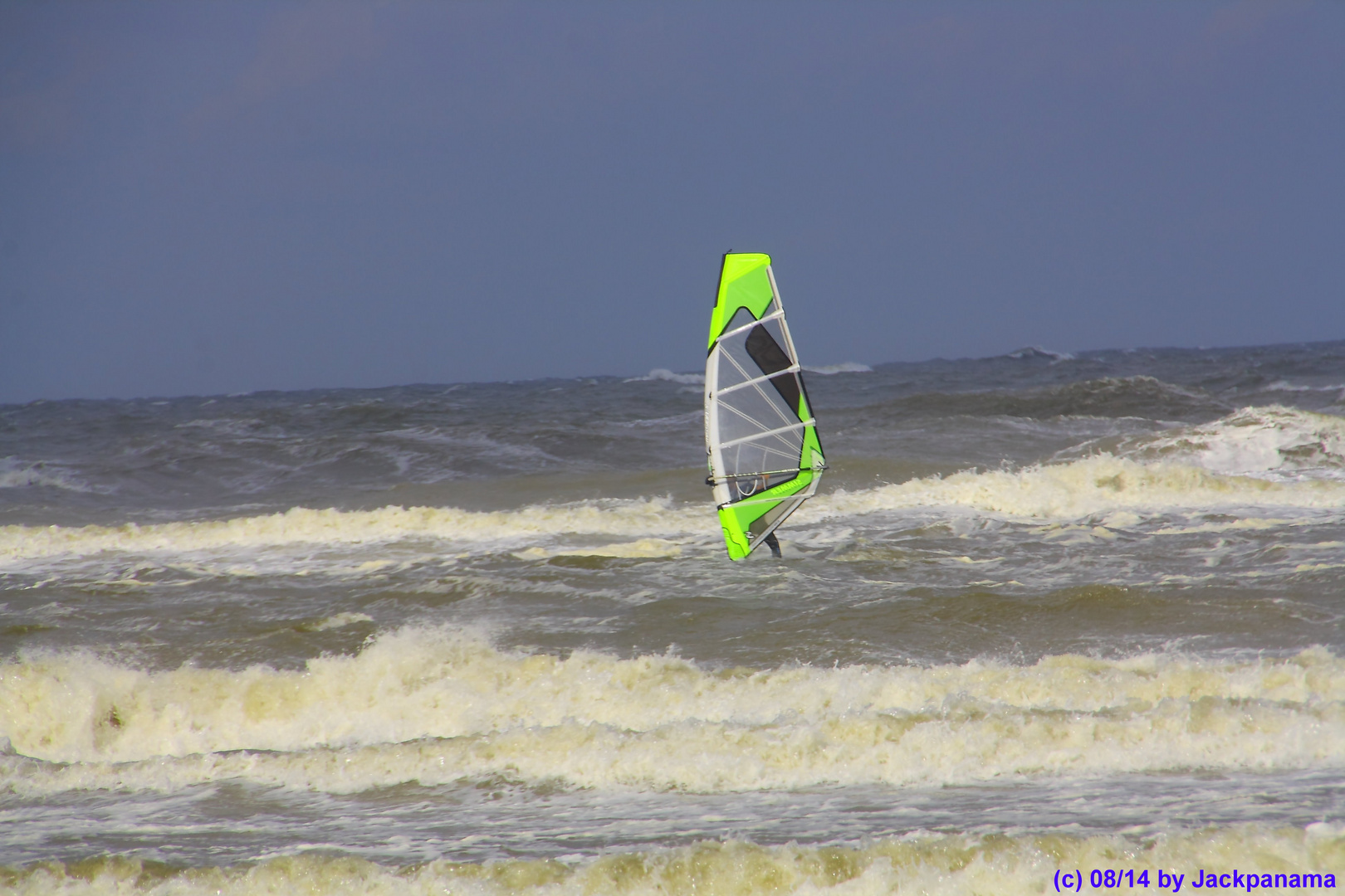 Surfer in der starken Brandung / Noordwijk - Niederlande