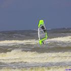 Surfer in der starken Brandung / Noordwijk - Niederlande