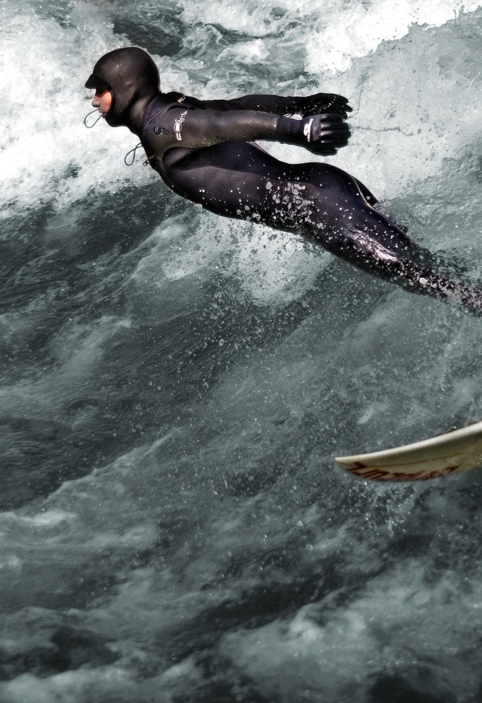 Surfer in München am Eisbach - kurz vorm Fall :-)