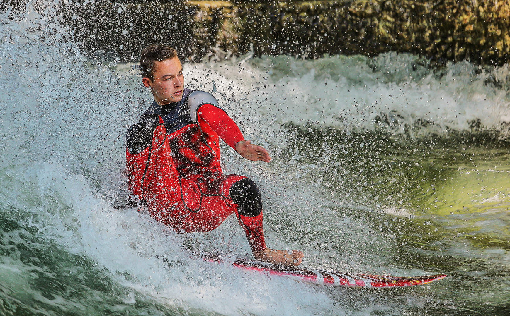 Surfer in Rot