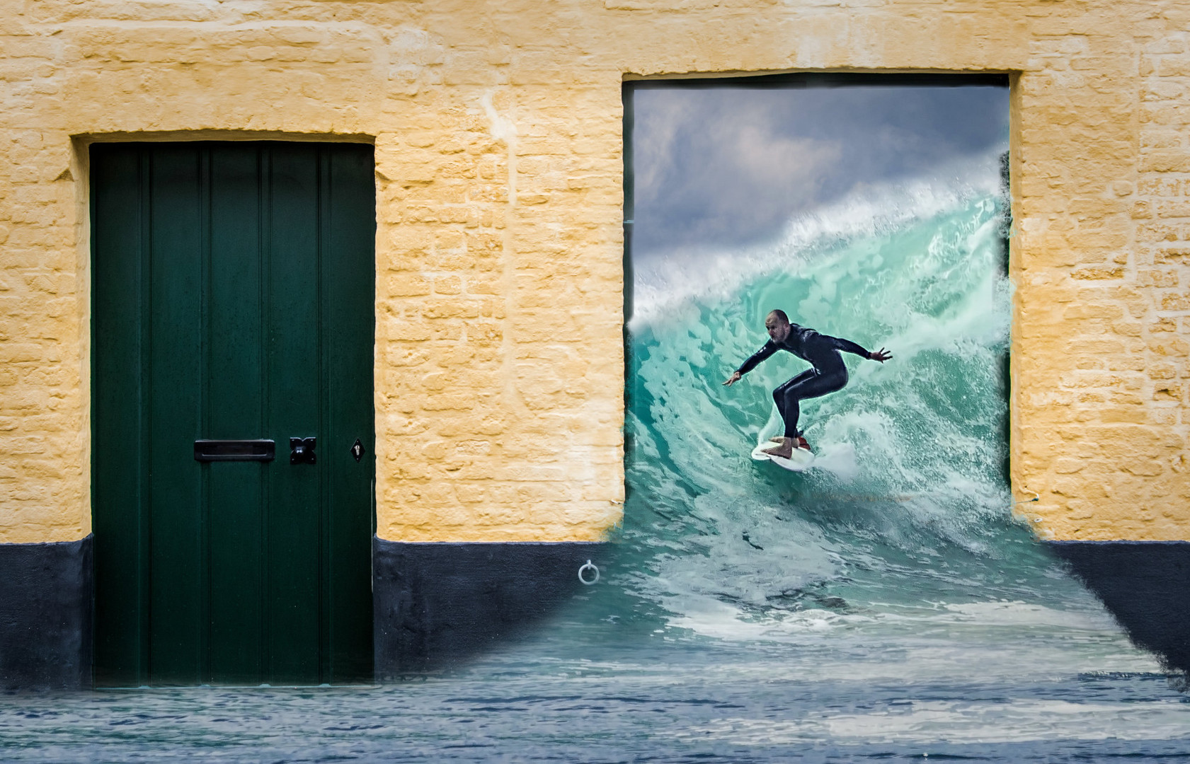 Surfer kommt durch Fenster