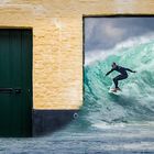 Surfer kommt durch Fenster