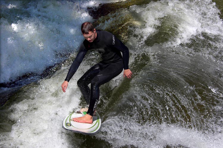 Surfer mitten in der Stadt