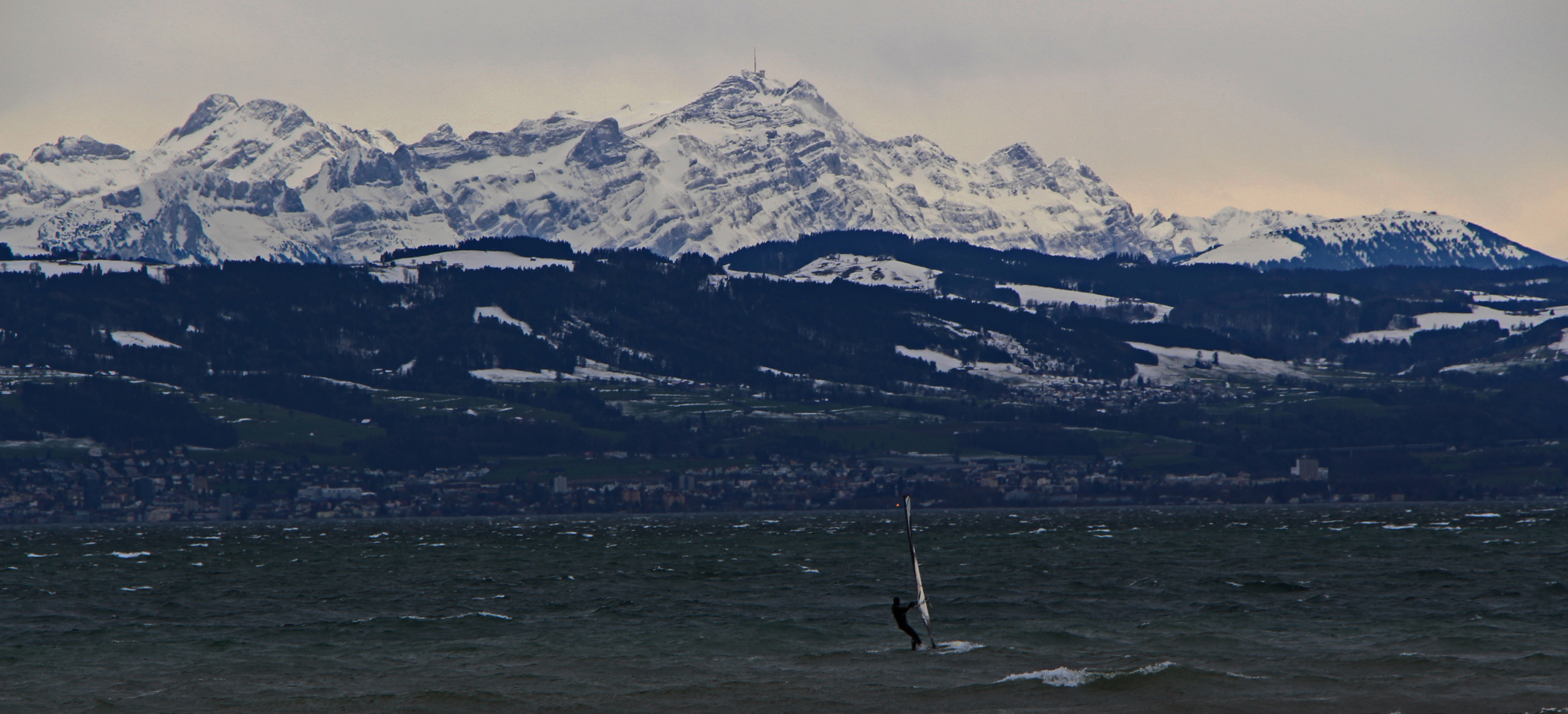 Surfer vor Bergen