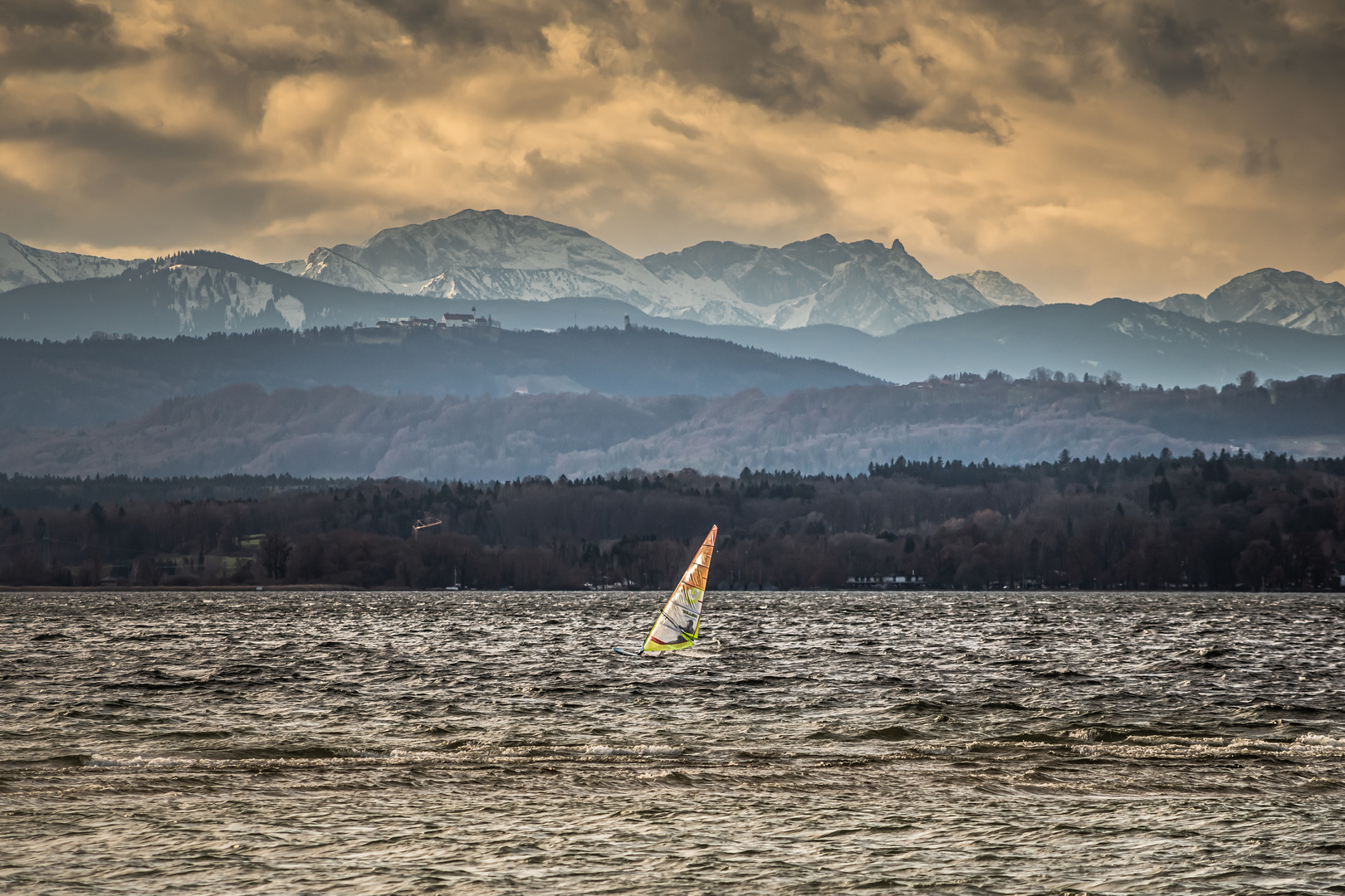 Surfer vor Bergpanorama