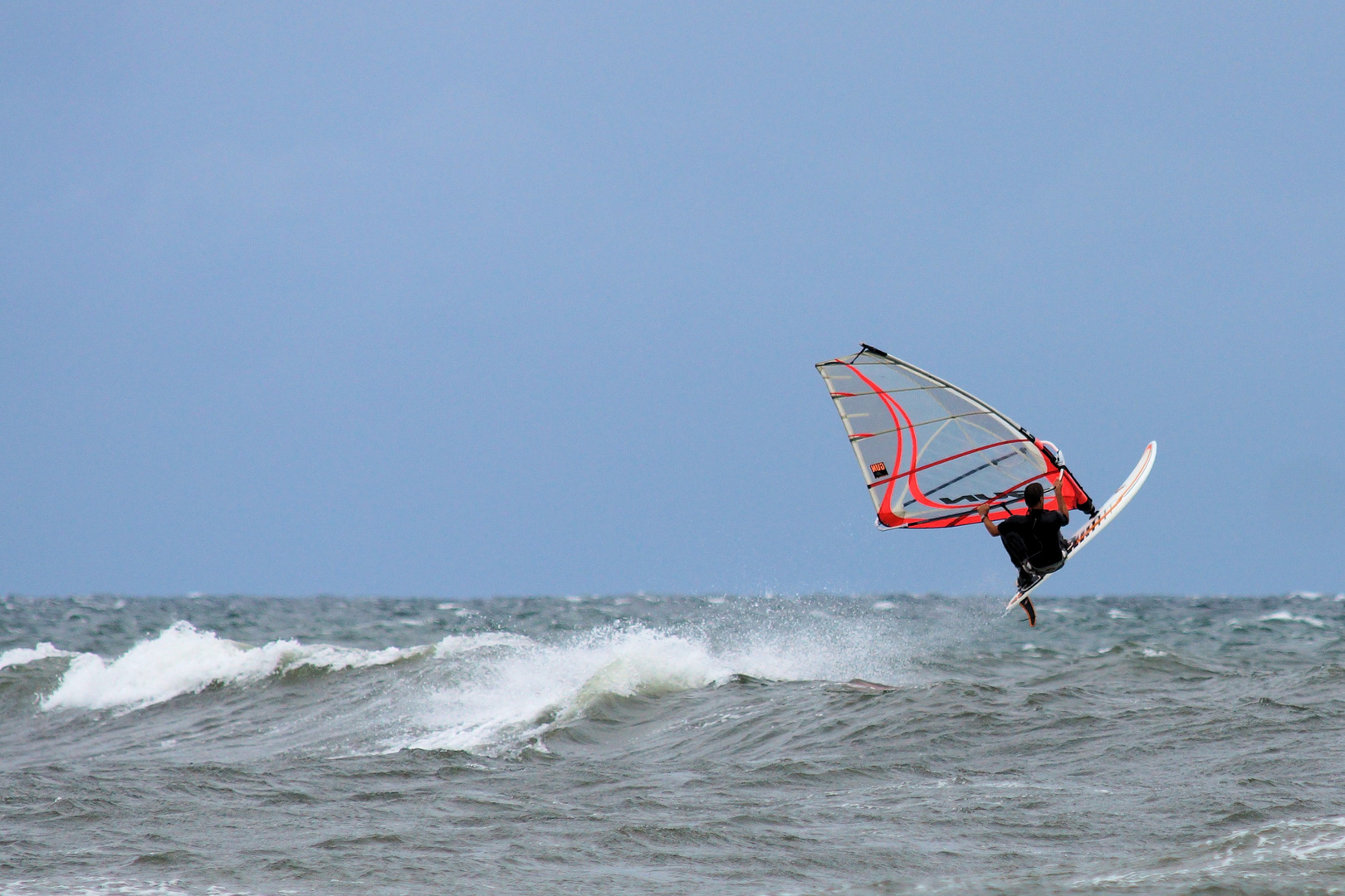 Surfer vor Bornholms Superstrand Dueodde