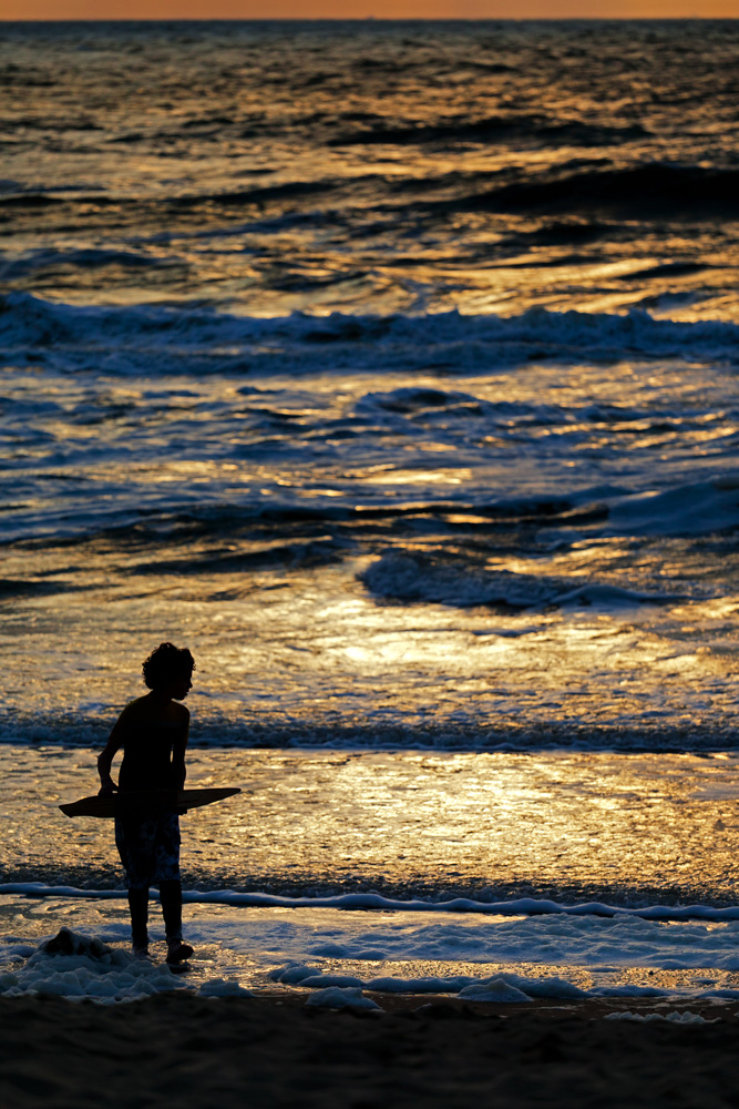 Surfer während Sonnenuntergang in Holland