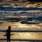 Surfer während Sonnenuntergang in Holland