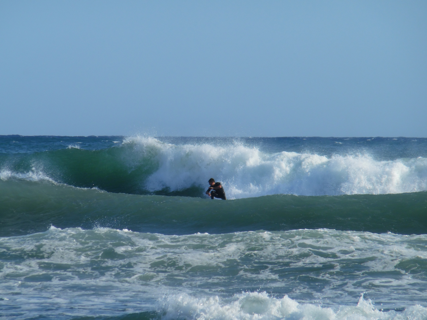Surfer zwischen den Wellen