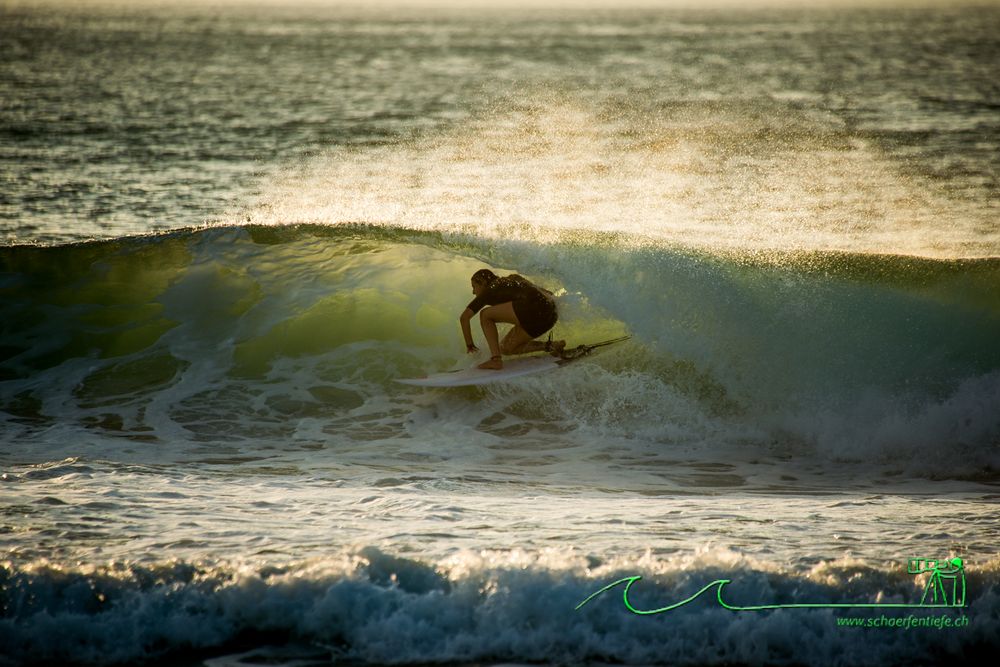 Surfergirl ins Licht gesetzt