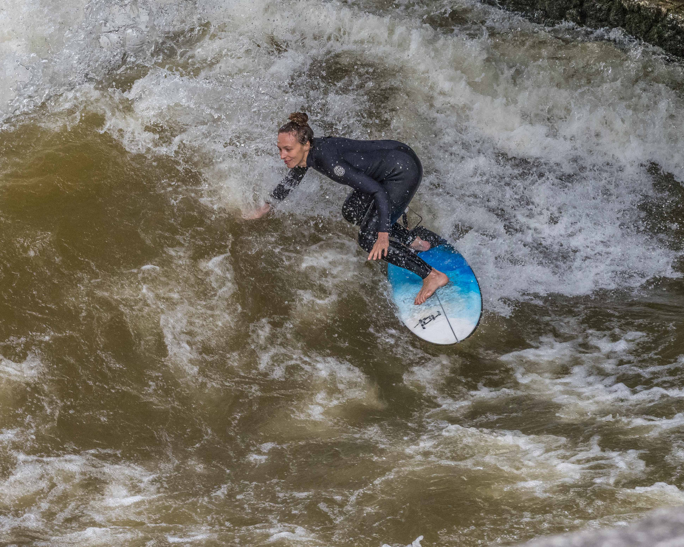 Surferin in der Eisbachwelle