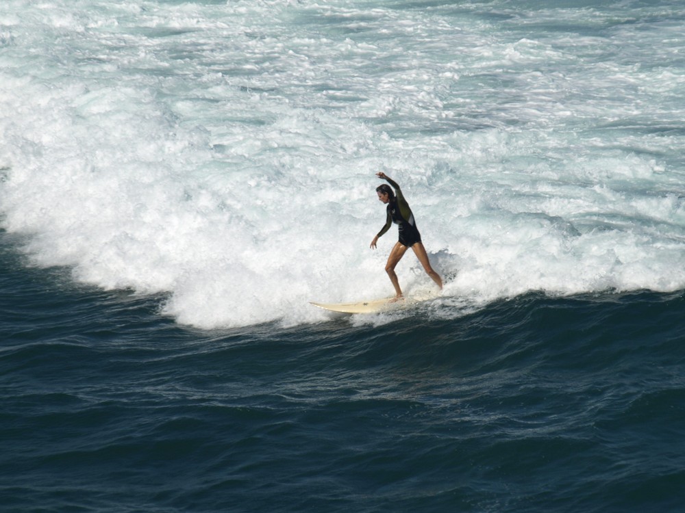 Surferin vor Maui