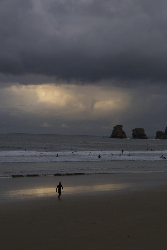 Surfers by photoman 