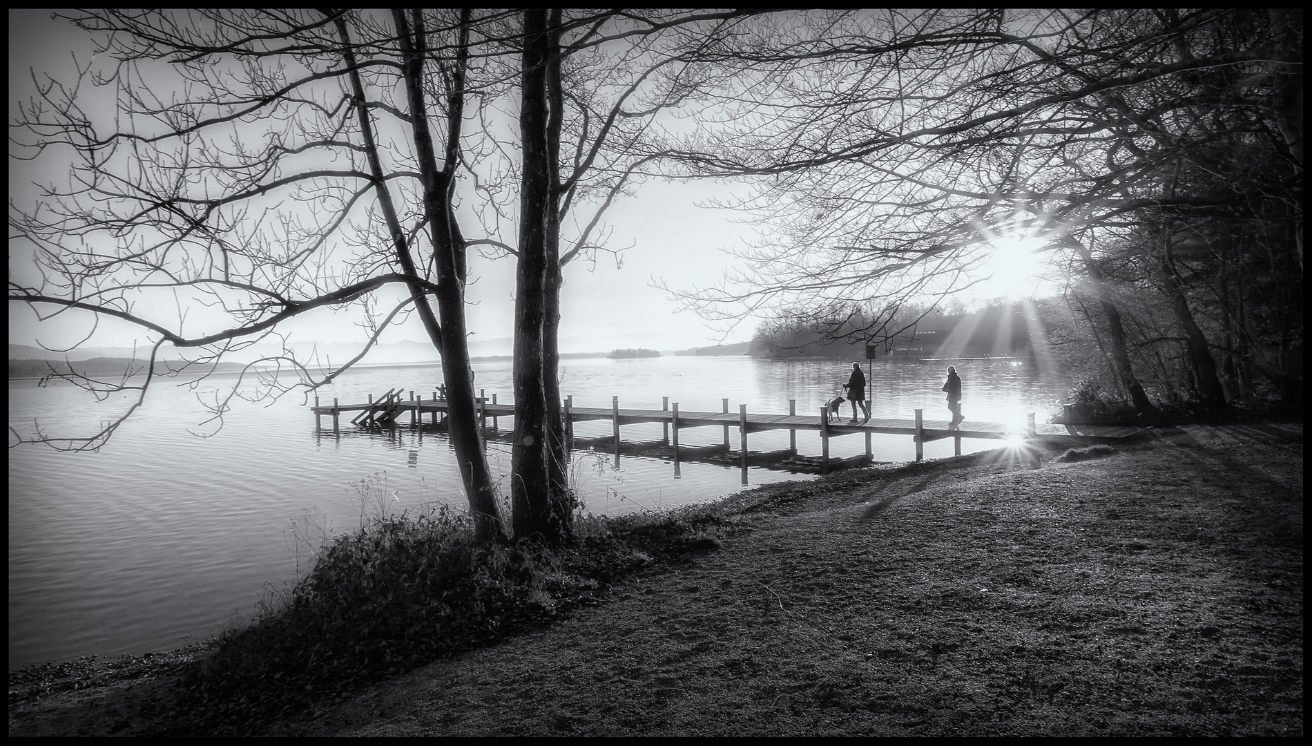 Surfersteg am Starnberger See in s/w