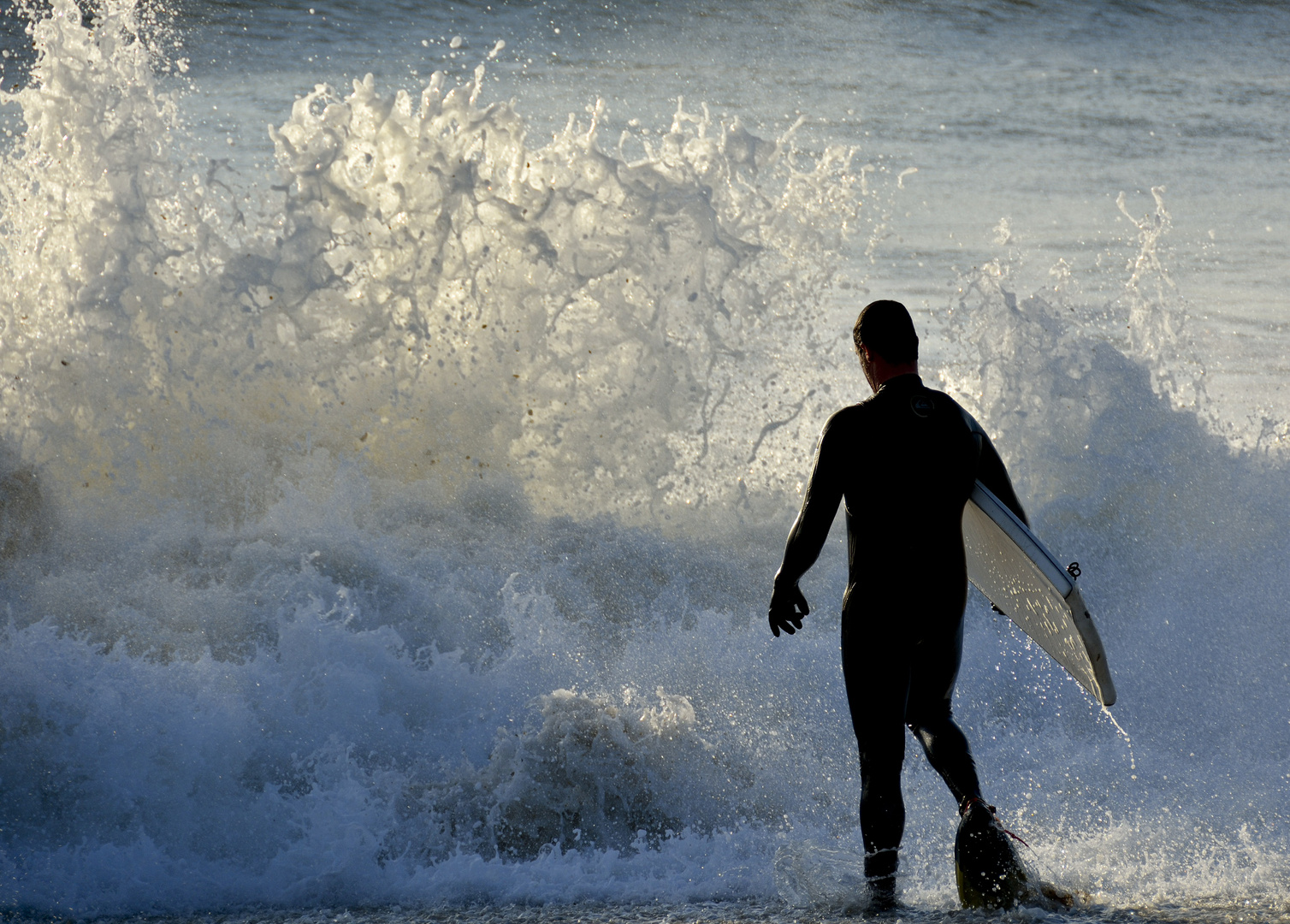 Surfeur au bord de l'eau