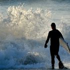 Surfeur au bord de l'eau